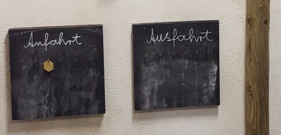 Tafeln mit Kreideaufschrift Anfahrt Ausfahrt